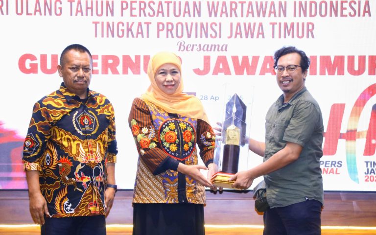 FOTO: Gubernur Jatim Khofifah Indar Parawansa saat menerima penghargaan PWI Jatim Award 2025 sebagai Tokoh Ekonomi Regional dari Persatuan Wartawan Indonesia (PWI) Jatim.