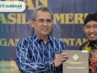 FOTO: Bupati Sumenep, Achmad Fauzi Wongsojudo saat menerima penghargaan opini Wajar Tanpa Pengecualian (WTP) dari BPK RI atas LKPD Tahun Anggaran 2024.