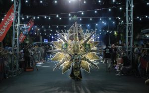 FOTO: Penampilan peserta Madura Ethnic Carnival (MEC) tahun 2024, di depan Labang Mesem Keraton Sumenep.