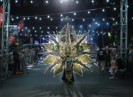 FOTO: Penampilan peserta Madura Ethnic Carnival (MEC) tahun 2024, di depan Labang Mesem Keraton Sumenep.