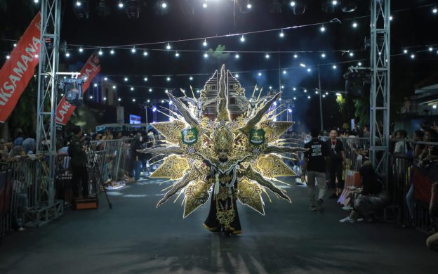 FOTO: Penampilan peserta Madura Ethnic Carnival (MEC) tahun 2024, di depan Labang Mesem Keraton Sumenep.