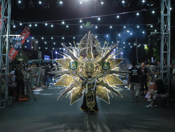 FOTO: Penampilan peserta Madura Ethnic Carnival (MEC) tahun 2024, di depan Labang Mesem Keraton Sumenep.