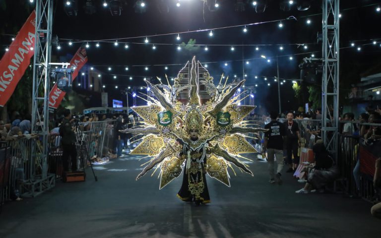 FOTO: Penampilan peserta Madura Ethnic Carnival (MEC) tahun 2024, di depan Labang Mesem Keraton Sumenep.