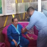 FOTO: Wakil Bupati Sumenep, KH. Imam Hasyim, saat menjajal fasilitas HBOT atau terapi oksigen hiperbarik, di Rumah Sakit Umum Daerah (RSUD) dr. H. Moh. Anwar. Jumat (2/5/2025).