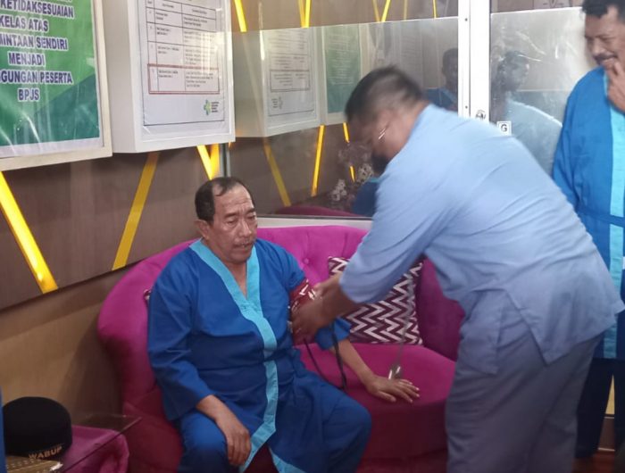 FOTO: Wakil Bupati Sumenep, KH. Imam Hasyim, saat menjajal fasilitas HBOT atau terapi oksigen hiperbarik, di Rumah Sakit Umum Daerah (RSUD) dr. H. Moh. Anwar. Jumat (2/5/2025).