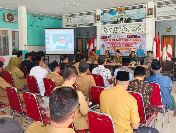 FOTO: Pemdes Lobuk, Kecamatan Bluto, Kabupaten Sumenep, saat menggelar musyawarah desa khusus (Musdesus) pendirian Koperasi Desa (Kopdes) Merah Putih, di pendopo balai desa setempat. Senin (5 Mei 2025).