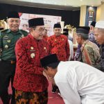 FOTO: Wakil Bupati Sumenep KH. Imam Hasyim saat menghadiri Manasik dan Pelepasan Simbolis ratusan Calon Jamaah Haji (CJH) Sumenep 2025, yang tergabung dalam Kelompok Terbang (Kloter) 23, 24, 25 dan 50, di Gedung KORPRI, Jumat (2/5/2025).