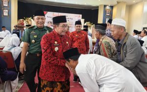 FOTO: Wakil Bupati Sumenep KH. Imam Hasyim saat menghadiri Manasik dan Pelepasan Simbolis ratusan Calon Jamaah Haji (CJH) Sumenep 2025, yang tergabung dalam Kelompok Terbang (Kloter) 23, 24, 25 dan 50, di Gedung KORPRI, Jumat (2/5/2025).