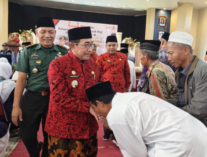 FOTO: Wakil Bupati Sumenep KH. Imam Hasyim saat menghadiri Manasik dan Pelepasan Simbolis ratusan Calon Jamaah Haji (CJH) Sumenep 2025, yang tergabung dalam Kelompok Terbang (Kloter) 23, 24, 25 dan 50, di Gedung KORPRI, Jumat (2/5/2025).