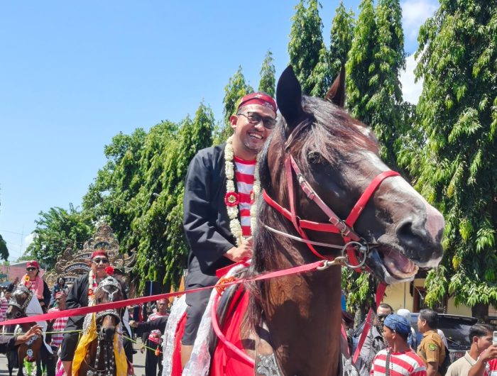 FOTO: Bupati Sumenep Achmad Fauzi Wongsojudo saat Festival Jaran Serek, di depan Labang Mesem, Senin (5/5/2025).