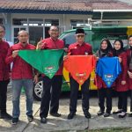 FOTO: Direktur Utama (Dirut) PT. BPRS Bhakti Sumekar Perseroda, Hairil Fajar (tengah), memperlihatkan syal berlogo Bendera Indonesia, Kementerian Agama, Pemkab Sumenep dan bank BPRS Bhakti Sumekar, untuk Calon Jemaah Haji (CJH) asal Sumenep agar mudah dikenali.