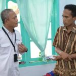 FOTO: Direktur Utama BPRS Bhakti Sumekar, Hairil Fajar saat menyerahkan bantuan sosial kepada korban musibah ledakan tabung gas balon mainan di Kalianget.