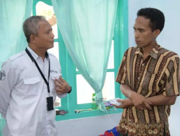 FOTO: Direktur Utama BPRS Bhakti Sumekar, Hairil Fajar saat menyerahkan bantuan sosial kepada korban musibah ledakan tabung gas balon mainan di Kalianget.