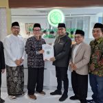 FOTO: Ketua Umum MUI Jawa Timur, KH. Moh. Hasan Muttawakkil Alallah saat menyerahkan SK kepengurusan kepada Bupati Sumenep Achmad Fauzi Wongsojudo, di Kantor MUI Jawa Timur, Jl. Raya Wisma Pagesangan No.204, Pagesangan, Kecamatan Jambangan, Surabaya, Sabtu (10/5/2025).
