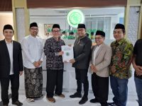 FOTO: Ketua Umum MUI Jawa Timur, KH. Moh. Hasan Muttawakkil Alallah saat menyerahkan SK kepengurusan kepada Bupati Sumenep Achmad Fauzi Wongsojudo, di Kantor MUI Jawa Timur, Jl. Raya Wisma Pagesangan No.204, Pagesangan, Kecamatan Jambangan, Surabaya, Sabtu (10/5/2025).