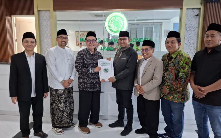 FOTO: Ketua Umum MUI Jawa Timur, KH. Moh. Hasan Muttawakkil Alallah saat menyerahkan SK kepengurusan kepada Bupati Sumenep Achmad Fauzi Wongsojudo, di Kantor MUI Jawa Timur, Jl. Raya Wisma Pagesangan No.204, Pagesangan, Kecamatan Jambangan, Surabaya, Sabtu (10/5/2025).