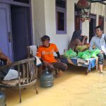 FOTO: Ketua Baznas Sumenep, Ahmad Rahman, saat menyalurkan bantuan berupa makanan kepada ratusan warga terdampak banjir di dua Kecamatan di Sumenep.