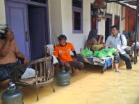 FOTO: Ketua Baznas Sumenep, Ahmad Rahman, saat menyalurkan bantuan berupa makanan kepada ratusan warga terdampak banjir di dua Kecamatan di Sumenep.