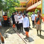 FOTO: Wakil Bupati Sumenep, KH. Imam Hasyim saat turun langsung ke lokasi banjir di wilayah Kecamatan Pragaan, tepatnya di Ponpes Al-Amien Prenduan. Rabu (14 Mei 2025).