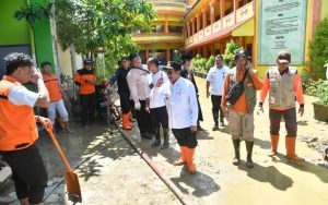 Gerak Cepat, Wabup Kiai Imam Turun ke Lokasi Banjir di Kecamatan Pragaan