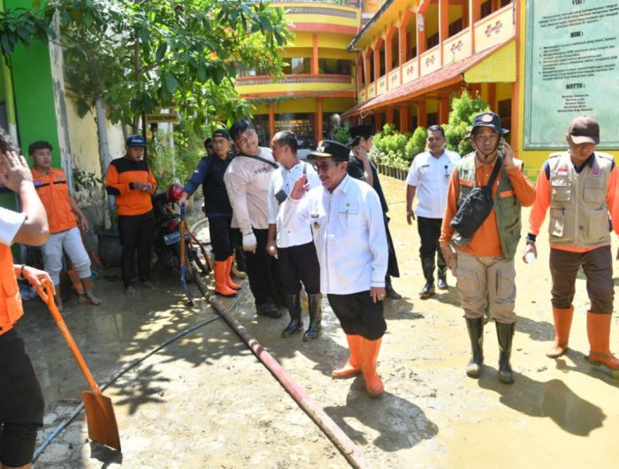 FOTO: Wakil Bupati Sumenep, KH. Imam Hasyim saat turun langsung ke lokasi banjir di wilayah Kecamatan Pragaan, tepatnya di Ponpes Al-Amien Prenduan. Rabu (14 Mei 2025).