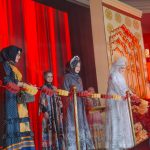 FOTO: Brand ambassador Arinna, Irish Bella dan Owner Arinna Premium Hijab Hj. Arina Hidayah, tampil memukau bersama muse lainnya seperti Donita, Cut Meyriska, Dhini Aminarti, dan Aryani Fitriana.