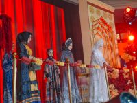 FOTO: Brand ambassador Arinna, Irish Bella dan Owner Arinna Premium Hijab Hj. Arina Hidayah, tampil memukau bersama muse lainnya seperti Donita, Cut Meyriska, Dhini Aminarti, dan Aryani Fitriana.
