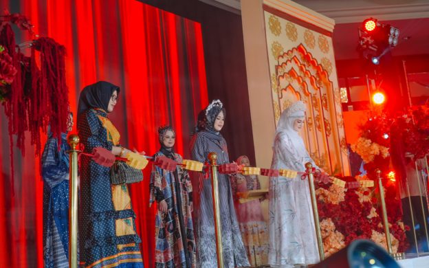 FOTO: Brand ambassador Arinna, Irish Bella dan Owner Arinna Premium Hijab Hj. Arina Hidayah, tampil memukau bersama muse lainnya seperti Donita, Cut Meyriska, Dhini Aminarti, dan Aryani Fitriana.