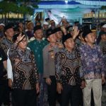 FOTO: Bupati dan Wakil Bupati Pamekasan bersama jajaran saat melepas keberangkatan calon jemaah haji kloter 27 di halaman Masjid Agung Asy Syuhada’.
