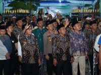 FOTO: Bupati dan Wakil Bupati Pamekasan bersama jajaran saat melepas keberangkatan calon jemaah haji kloter 27 di halaman Masjid Agung Asy Syuhada’.