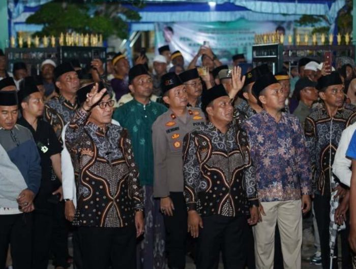 FOTO: Bupati dan Wakil Bupati Pamekasan bersama jajaran saat melepas keberangkatan calon jemaah haji kloter 27 di halaman Masjid Agung Asy Syuhada’.