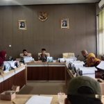 FOTO: Aktivis Forum Mahasiswa dan Masyarakat Revolusi (Formaasi) saat melakukan audiensi dengan Komisi IV DPRD Pamekasan terkait layanan cuci darah sift 4 di RSUD Smart, Jumat (16/5/2025).