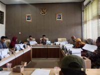 FOTO: Aktivis Forum Mahasiswa dan Masyarakat Revolusi (Formaasi) saat melakukan audiensi dengan Komisi IV DPRD Pamekasan terkait layanan cuci darah sift 4 di RSUD Smart, Jumat (16/5/2025).