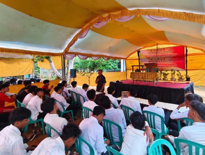 FOTO: Penanggung Jawab Program NAPZA Puskesmas Arjasa, menjadi narasumber pada kegiatan Wawasan Kebangsaan bertema “Merawat Generasi Muda Desa Pandeman, Merajut Visi Menyambut Indonesia Emas”, Pemerintah Desa Pandeman.