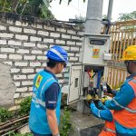 FOTO: Petugas PLN UP3 Madura melakukan pengecekan panel listrik di kawasan IBS PKMKK, Desa Lancar, Pamekasan.