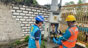 FOTO: Petugas PLN UP3 Madura melakukan pengecekan panel listrik di kawasan IBS PKMKK, Desa Lancar, Pamekasan.