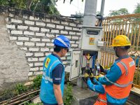 FOTO: Petugas PLN UP3 Madura melakukan pengecekan panel listrik di kawasan IBS PKMKK, Desa Lancar, Pamekasan.