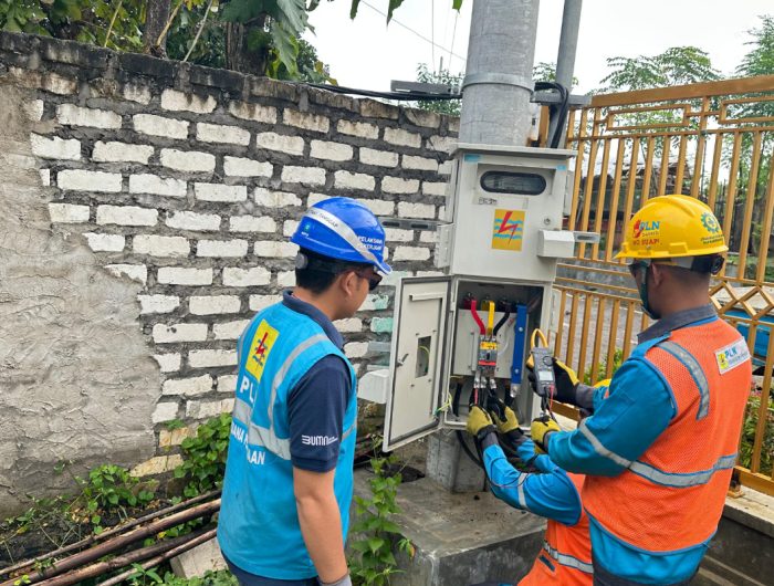 FOTO: Petugas PLN UP3 Madura melakukan pengecekan panel listrik di kawasan IBS PKMKK, Desa Lancar, Pamekasan.