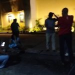 FOTO: Sejumlah Kepala Desa di kecamatan Batang-Batang saat memberikan dukungan moril kepala Kepala Desa Batang-Batang Daya Siti Naisa, di Mapolres Sumenep. Minggu (25 Mei 2025) malam.