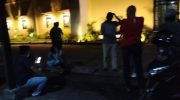 FOTO: Sejumlah Kepala Desa di kecamatan Batang-Batang saat memberikan dukungan moril kepala Kepala Desa Batang-Batang Daya Siti Naisa, di Mapolres Sumenep. Minggu (25 Mei 2025) malam.