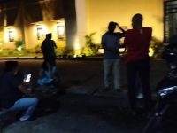 FOTO: Sejumlah Kepala Desa di kecamatan Batang-Batang saat memberikan dukungan moril kepala Kepala Desa Batang-Batang Daya Siti Naisa, di Mapolres Sumenep. Minggu (25 Mei 2025) malam.