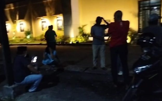FOTO: Sejumlah Kepala Desa di kecamatan Batang-Batang saat memberikan dukungan moril kepala Kepala Desa Batang-Batang Daya Siti Naisa, di Mapolres Sumenep. Minggu (25 Mei 2025) malam.