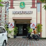 FOTO: Pengendara motor saat melintas di depan kantor Inspektorat Kabupaten Sumenep. (Panji Agira/waetazone.com)