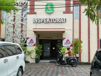 FOTO: Pengendara motor saat melintas di depan kantor Inspektorat Kabupaten Sumenep. (Panji Agira/waetazone.com)