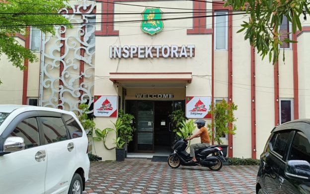 FOTO: Pengendara motor saat melintas di depan kantor Inspektorat Kabupaten Sumenep. (Panji Agira/waetazone.com)
