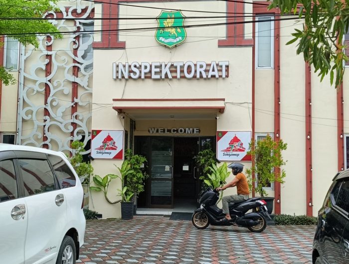FOTO: Pengendara motor saat melintas di depan kantor Inspektorat Kabupaten Sumenep. (Panji Agira/waetazone.com)