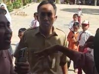 FOTO: Insiden seorang oknum dari Lembaga Swadaya Masyarakat (LSM), yang diduga membuat kegaduhan di lingkungan SD Negeri Duko 1, Kecamatan Arjasa Sumenep.