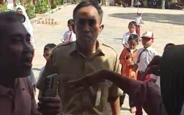 FOTO: Insiden seorang oknum dari Lembaga Swadaya Masyarakat (LSM), yang diduga membuat kegaduhan di lingkungan SD Negeri Duko 1, Kecamatan Arjasa Sumenep.