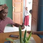 FOTO: Tangkap layar sebuah video berdurasi 2.58 detik memperlihatkan kericuhan di ruang guru Sekolah Dasar Negeri (SDN) Duko 1, Kecamatan Arjasa, Pulau Kangean, Sumenep, Jawa Timur, antara oknum LSM dan sejumlah guru.