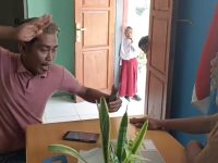 FOTO: Tangkap layar sebuah video berdurasi 2.58 detik memperlihatkan kericuhan di ruang guru Sekolah Dasar Negeri (SDN) Duko 1, Kecamatan Arjasa, Pulau Kangean, Sumenep, Jawa Timur, antara oknum LSM dan sejumlah guru.
